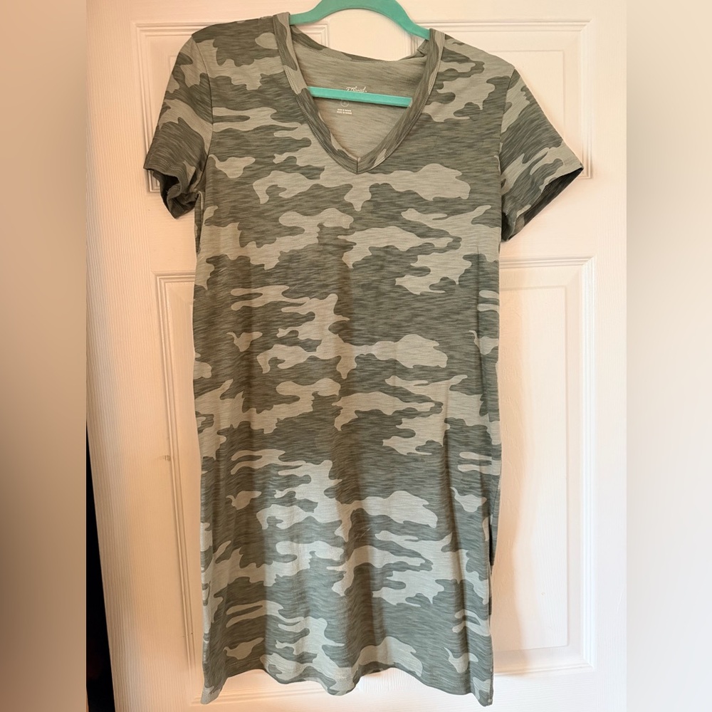 Universal Thread Green Camo V neck T-Shirt Dress - Size Small